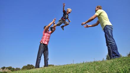 Väter agieren im Umgang mit Kindern oft spontaner als Mütter.