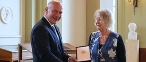 Kai Wegner (CDU), Regierender Bürgermeister von Berlin, überreicht Hilde Schramm, der ehemaligen Vizepräsidentin des Berliner Abgeordnetenhauses, im Auftrag des Bundespräsidenten im Säulensaal des Roten Rathauses das Große Verdienstkreuz des Verdienstordens der Bundesrepublik Deutschland.