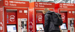 Menschen kaufen Fahrkarten an den Automaten im DB Reisezentrum in Fredrichstrasse in Berlin am 14. April 2023. 49 Euro Ticket kommt *** People buy tickets from vending machines at DB Reisezentrum in Fredrichstrasse in Berlin on April 14 2023 49 euro ticket arrives