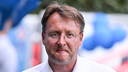 Robert Sesselmann (AfD) steht im Graten des Restaurants Frankenbaude bei der AfD-Wahlparty.