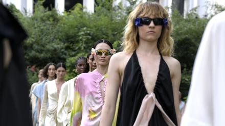 Models bei der Eröffnung vom Berliner Salon auf der Berlin Fashion Week Spring/Summer 2024 im Kronprinzenpalais Unter den Linden. Berlin, 10.07.2023