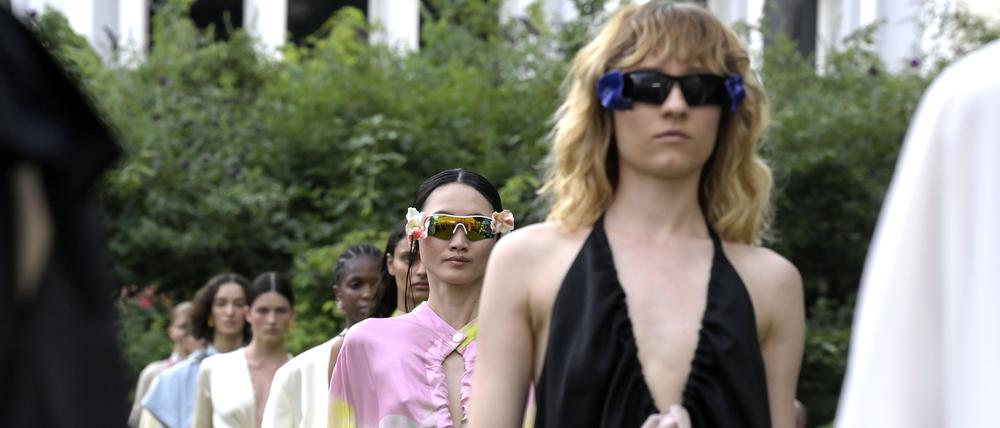 Models bei der Eröffnung vom Berliner Salon auf der Berlin Fashion Week Spring/Summer 2024 im Kronprinzenpalais Unter den Linden. Berlin, 10.07.2023