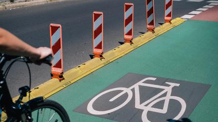 So könnte es in der Straße aussehen: ein geschützter Radweg mit Abgrenzung. 
