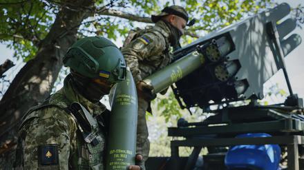 Ukrainische Soldaten bereiten einen kroatischen RAK-SA-12 128-mm-Mehrfachraketenwerfer vor, bevor sie auf russische Stellungen feuern. 