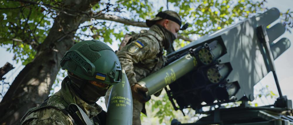 Ukrainische Soldaten bereiten einen kroatischen RAK-SA-12 128-mm-Mehrfachraketenwerfer vor, bevor sie auf russische Stellungen feuern. 