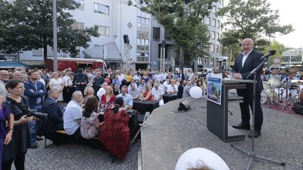 Berlins Regierender Bürgermeister Kai Wegner (CDU) spricht auf dem Sommerfest der IHK in Charlottenburg.