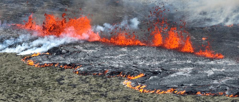Lavaströme beim Ausbruch eines Vulkans auf der Halbinsel Reykjanes im Südwesten Islands, nahe der Hauptstadt Reykjavik.