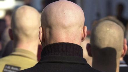 Drei Skinheads nehmen in Hagen an einem Neonazi-Aufmarsch teil (Archivfoto vom 10.02.2001).