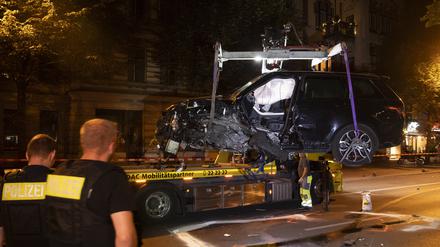 Das zerstörte Auto wurde am späten Abend auf der Yorckstraße abtransportiert.