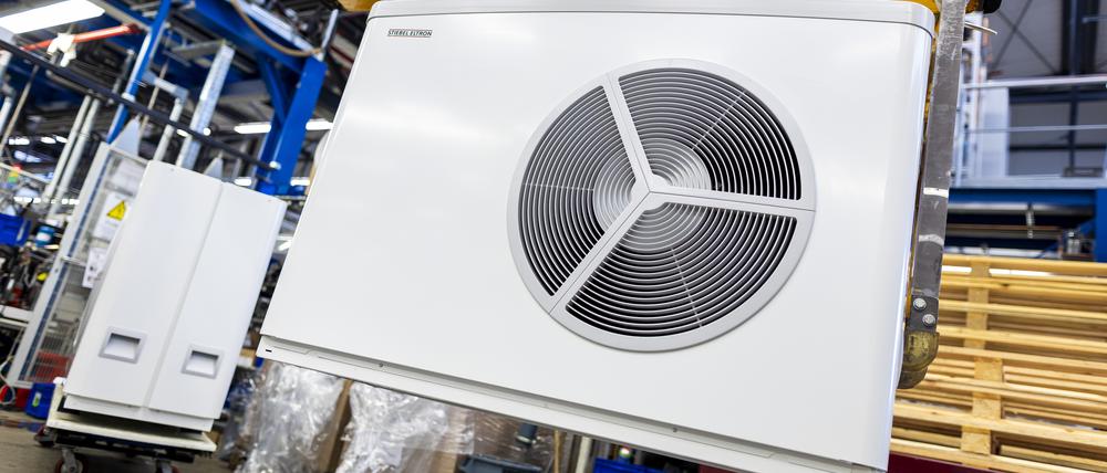 Eine in der Fertigung befindliche Luft-Wasser-Wärmepumpe hängt in einer Werkshalle des Unternehmens «Stiebel Eltron» an einem kleinen Kran. (zu dpa «Koalition erzielt Einigung: Heizungsgesetz kommt in Bundestag») +++ dpa-Bildfunk +++