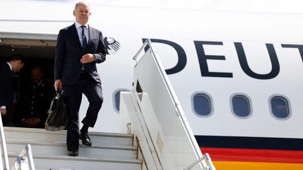 Kanzler Olaf Scholz bei der Landung in Vilnius in Litauen.