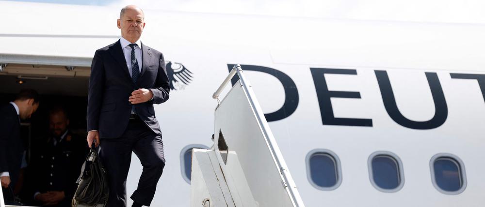 Kanzler Olaf Scholz bei der Landung in Vilnius in Litauen.