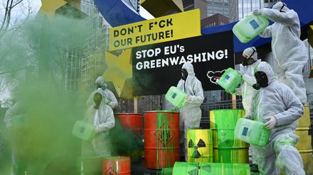 Aktivisten des „Koala Kollektiv“ demonstrieren vor der Euro-Skulptur in der Frankfurter Innenstadt gegen Greenwashing.