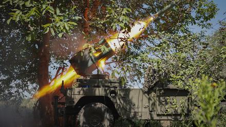  Ukrainische Soldaten feuern einen kroatischen RAK-SA-12 128-mm-Mehrfachraketenwerfer in Richtung der russischen Stellungen. 