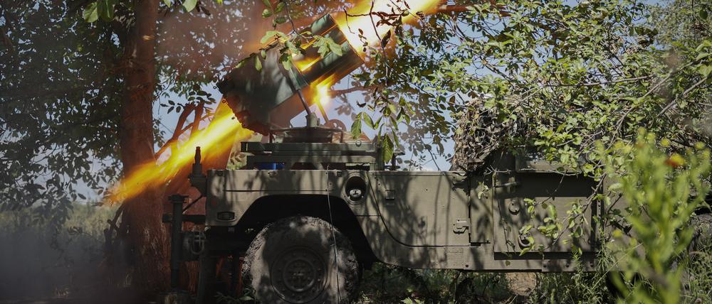 Ukrainische Soldaten feuern einen kroatischen RAK-SA-12 128-mm-Mehrfachraketenwerfer in Richtung der russischen Stellungen.