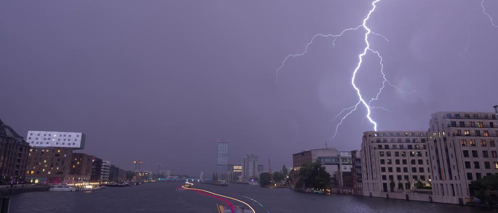 Der Mittwoch könnte in Berlin mit einem Knalleffekt beginnen.