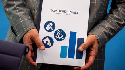 Holger Münch, Präsident des Bundeskriminalamts, zeigt den Bericht bei der Vorstellung des bundesweiten Lagebildes zum Thema häusliche Gewalt.