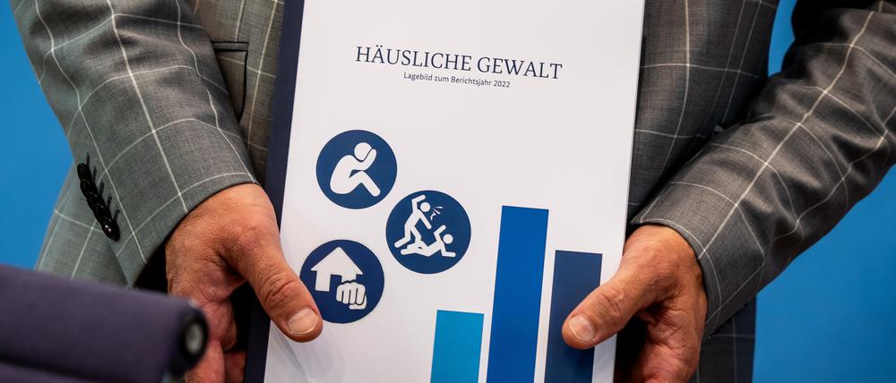 Holger Münch, Präsident des Bundeskriminalamts, zeigt den Bericht bei der Vorstellung des bundesweiten Lagebildes zum Thema häusliche Gewalt.