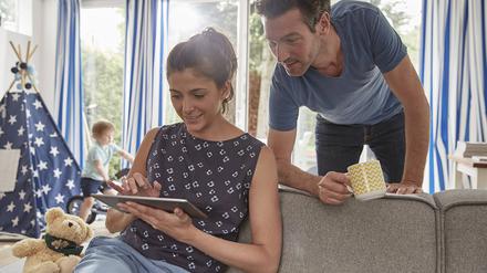 Wenn Mama mit einem Tablet auf dem Sofa sitzt, bedeutet das oft, dass sie etwas für die Familie organisiert: Arzttermine, Elternabende, Geburtstagsfeiern oder eine neue Matschhose fürs Kind via Internet.