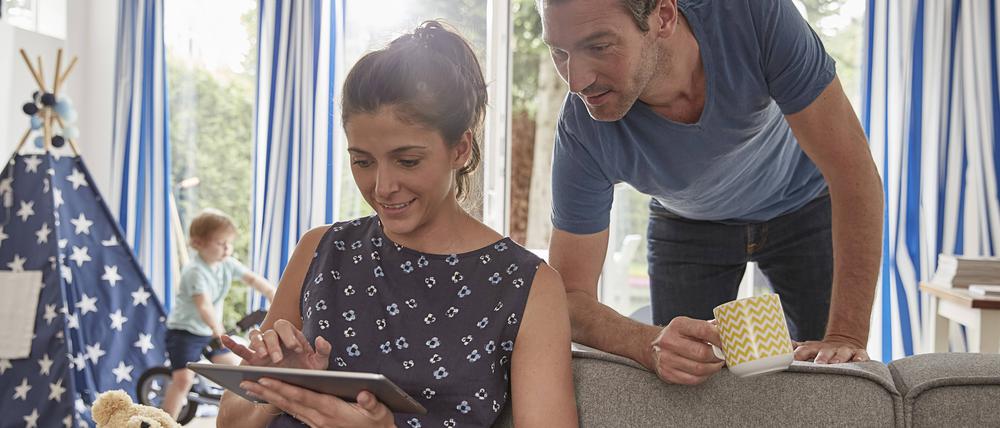 Wenn Mama mit einem Tablet auf dem Sofa sitzt, bedeutet das oft, dass sie etwas für die Familie organisiert: Arzttermine, Elternabende, Geburtstagsfeiern oder eine neue Matschhose fürs Kind via Internet.