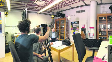 Lebendige Geschichte: Physik-Professor Ludger Wöste beim Interview in den Räumen der Experimentalphysik.