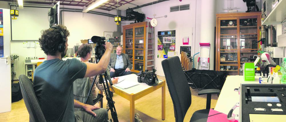 Lebendige Geschichte: Physik-Professor Ludger Wöste beim Interview in den Räumen der Experimentalphysik.