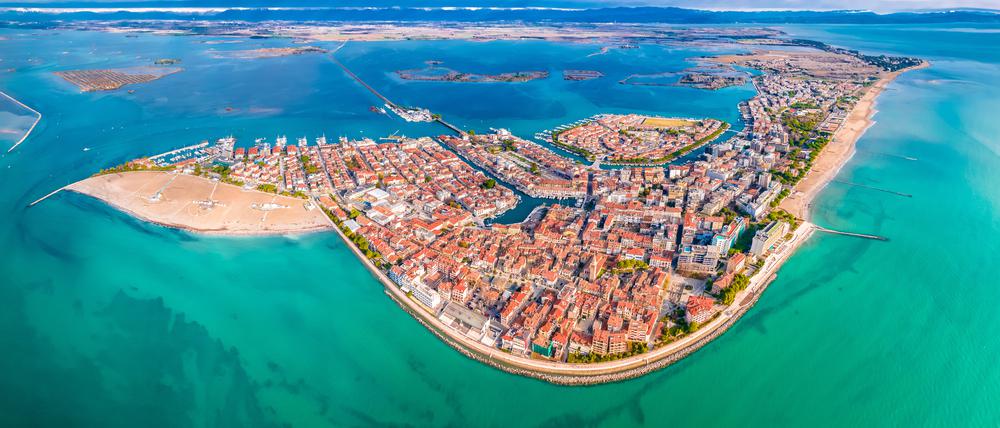 Luftansicht auf die sichelförmige Insel von Grado.