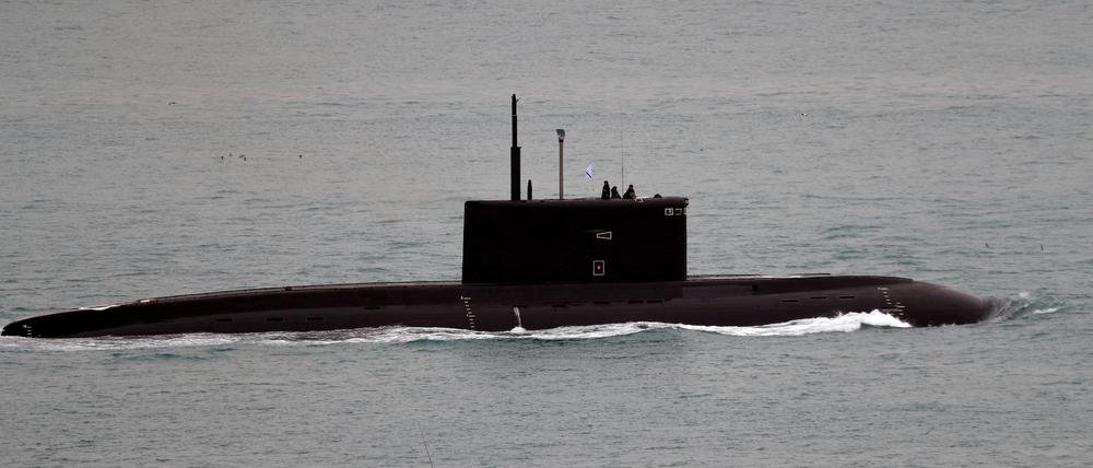 Das russische U-Boot „Krasnodar“ fährt durch den Bosporus. (Archivbild März 2019)