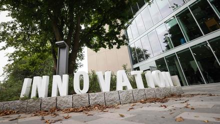 „Innovation“ spielt nicht nur als Deko vor dem Gebäude des Hamburger Start-ups „Labs Bahrenfeld“ eine Rolle, sondern ist Basis für Wohlstand und Demokratie. 