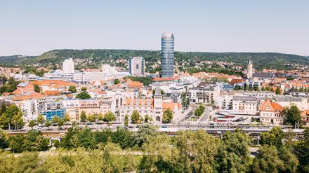 Blick auf den Paradies Park, mit der Saale im Vordergrund, auf das Zentrum der Stadt und den Jentower.