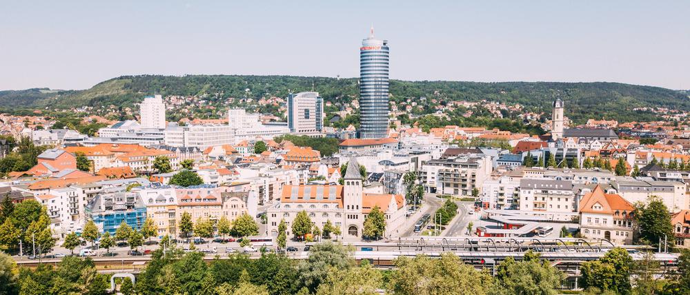 Blick auf den Paradies Park, mit der Saale im Vordergrund, auf das Zentrum der Stadt und den Jentower.