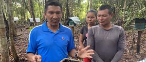 Fabio Pérez, links, hat lange als Taucher gearbeitet, über die Umweltschutzorganisation Aroma Verde kam er zur Bienenzucht.