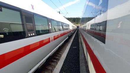 Eine Tasche mit 15.000 Euro in bar hat eine Frau in einem ICE der Deutschen Bahn gefunden.