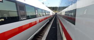 Eine Tasche mit 15.000 Euro in bar hat eine Frau in einem ICE der Deutschen Bahn gefunden.