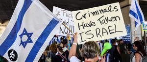 Israelis demonstrieren gegen die umstrittene Justizreform.