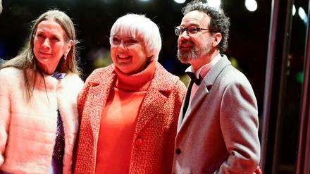Von wegen Eintracht: Claudia Roth (2.v.r.) lässt die Berlinale-Leitung Mariette Rissenbeek und Carlo Chatrian (r.) mit den Kostensteigerungen allein, ihre Behörde begrüßt deren Sparprogramm. 