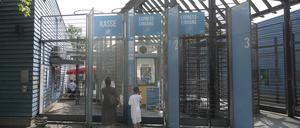 Verschlossen sind weiterhin die Tore zum Columbiabad. Angeblich wegen „hohen Krankenstands“ gibt es dort keinen Badebetrieb. 