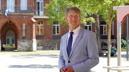 Uwe Plenzke ist seit 20 Jahren Leiter der Oberlinschule. Am zwölften Juli geht er in Ruhestand, dem letzten Schultag vor den Ferien.
