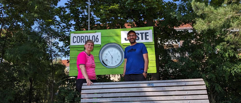 Laura Wehrmann und Alex Mertes vom Vorstand des Vereins Concordia Nowawes 06 wünschen sich ein Vereinsheim am Sportplatz Sandscholle.