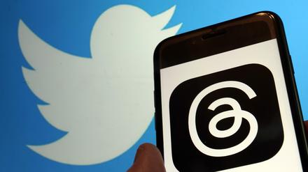 Das Bild zeigt das Logo der neuen App Threads von Meta (r) und das von Twitter. 