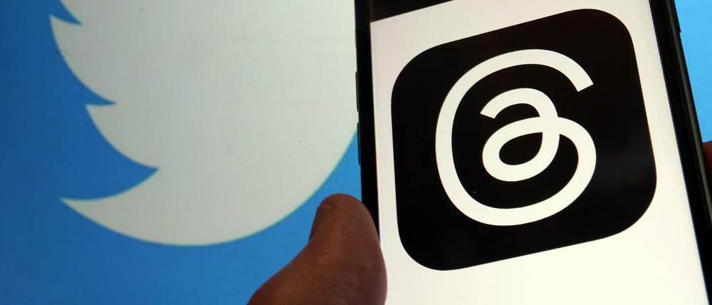 Das Bild zeigt das Logo der neuen App Threads von Meta (r) und das von Twitter.