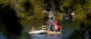 Wissenschaftler nehmen eine Probe aus dem Crawford Lake in Kanada.