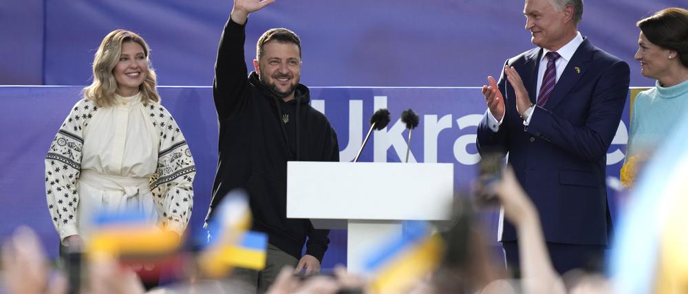 Wolodymyr Selenskyj (2.v.l), Präsident der Ukraine, seine Frau Olena Selenska (l) und Gitanas Nauseda (2.v.r), Präsident von Litauen, stehen auf einer Bühne während einer Veranstaltung am Rande des NATO-Gipfels.