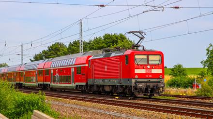 Der Regionalzug der Deutschen Bahn steht in Brandenburg (Schönfließ) auf offener Strecke. 