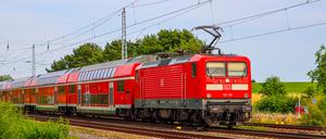 Der Regionalzug der Deutschen Bahn steht in Brandenburg (Schönfließ) auf offener Strecke.