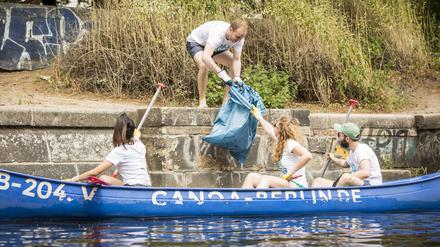 Der Verein Clean River Project macht mit Aufräumaktionen auf das Problem der Plastikverschmutzung aufmerksam - auch vom Wasser aus.