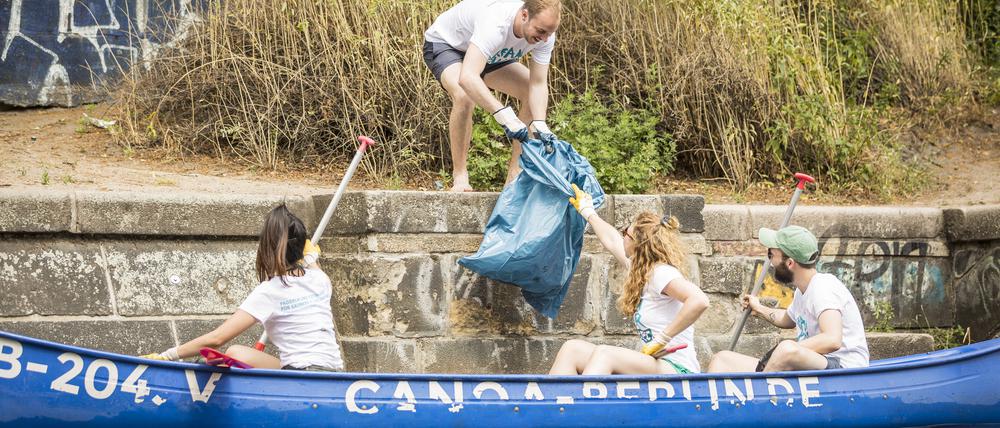 Der Verein Clean River Project macht mit Aufräumaktionen auf das Problem der Plastikverschmutzung aufmerksam - auch vom Wasser aus.