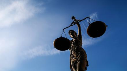 ARCHIV - Steht für Gerechtigkeit: die römische Göttin Justitia. Foto: David Ebener/dpa-tmn - Honorarfrei nur für Bezieher des dpa-Themendienstes +++ dpa-Themendienst +++