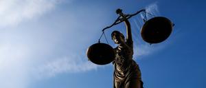 ARCHIV - Steht für Gerechtigkeit: die römische Göttin Justitia. Foto: David Ebener/dpa-tmn - Honorarfrei nur für Bezieher des dpa-Themendienstes +++ dpa-Themendienst +++