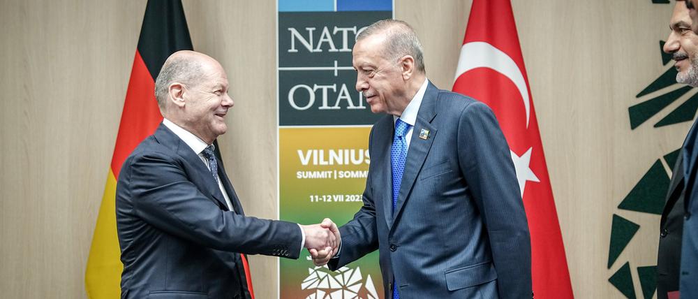 Bundeskanzler Olaf Scholz (SPD) und Recep Tayyip Erdo·an (r), Präsident der Türkei, begrüßen sich zu Beginn eines bilateralen Gesprächs beim Nato-Gipfel.